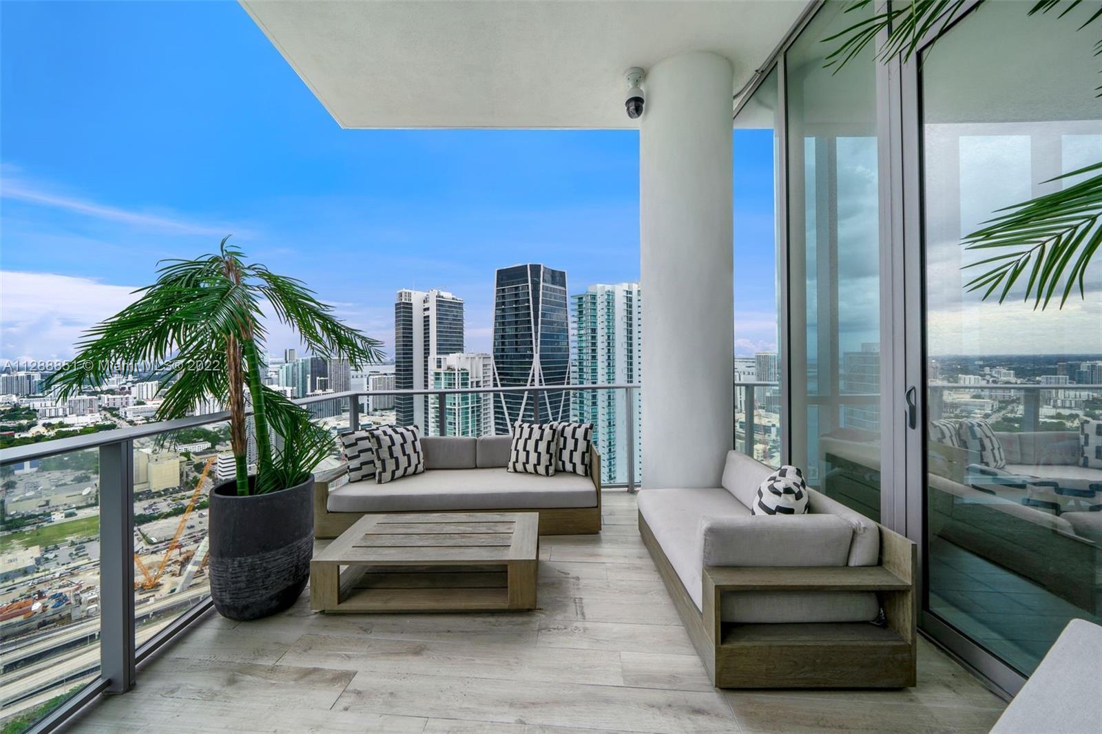 Live in the heart of Downtown Miami at the iconic Paramount Miami Worldcenter. This residence featur