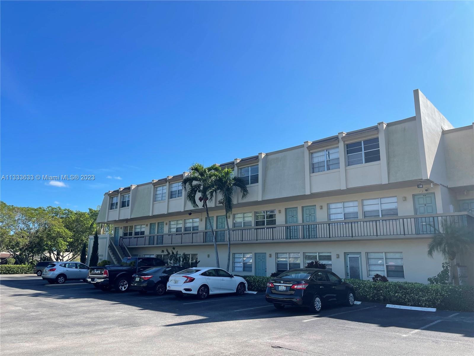 Priced To SELL FAST! Town House Style Condo BEST VALUE IN BOCA RATON Spacious 1336 Sq.Ft. 2 Large Be