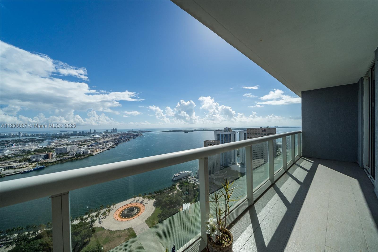 2 Beds PLUS den (easily converts to 3 Beds).  Unobstructed 52nd floor unit w/ amazing views of (crui