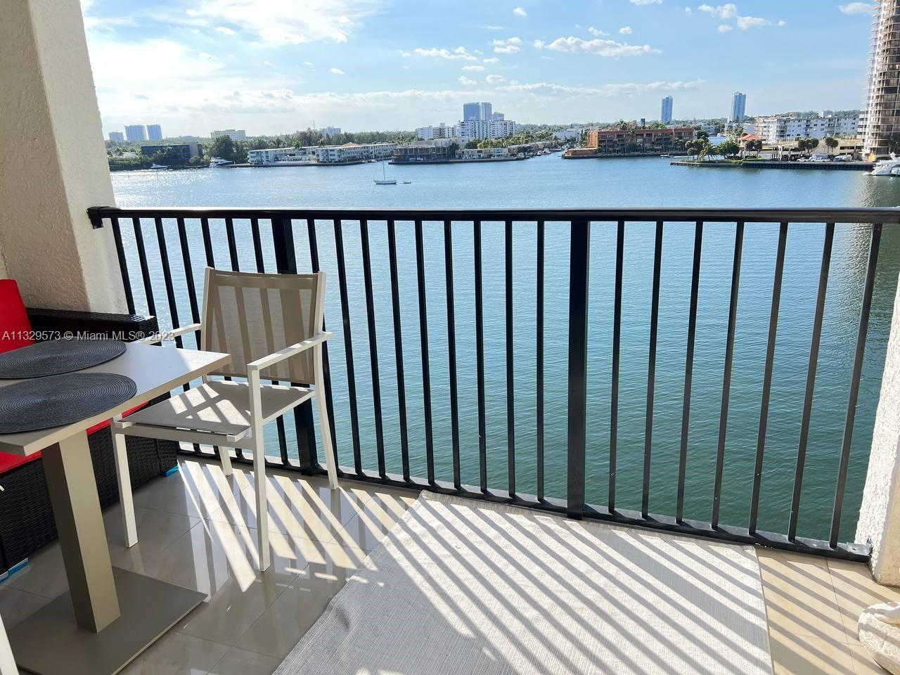 Fully classic renovatated 2 bedrooms 2 baths condo apartment with Bay views on 7th floor. The apartm