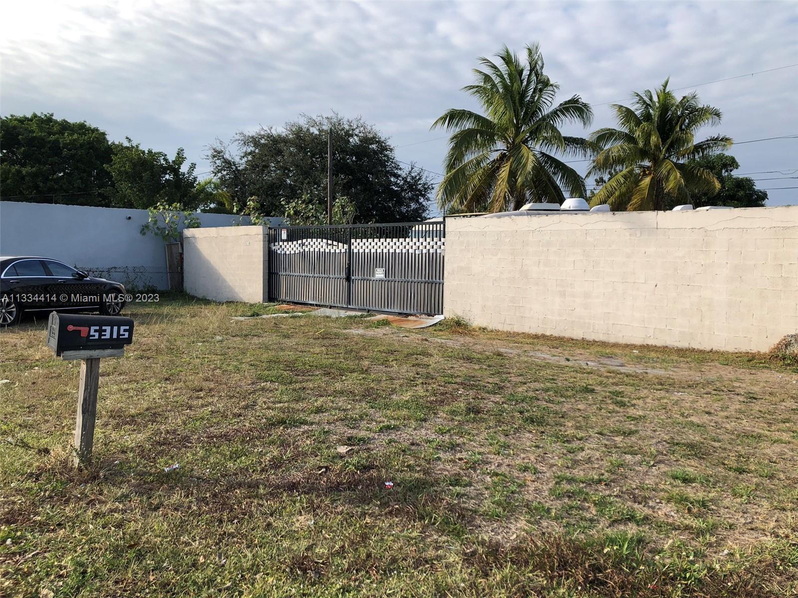 Photo of 5315 Pembroke Rd in Hollywood, FL