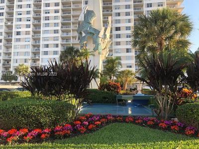 Beautiful and bright 1 bedroom/ 1bathroom unit in a full service building in Sunny Isles Beach, also