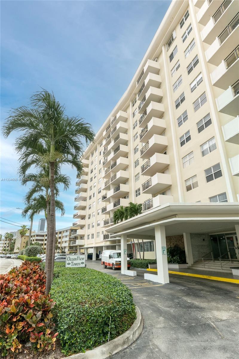 One of the best lines in the building on the top floor, corner unit, intracoastal view & ocean view.