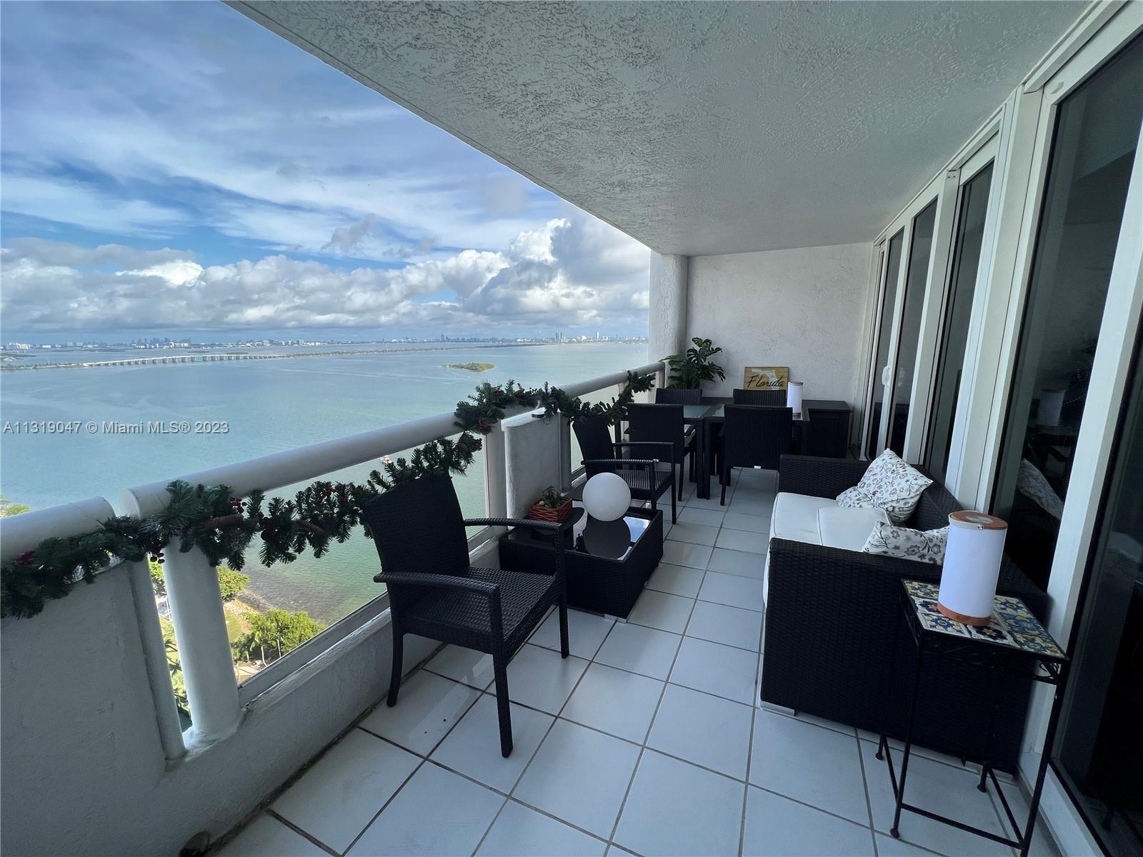 Best 1 bedroom line in the building with unobstructed views of Biscayne Bay.  The Grand is a luxurio