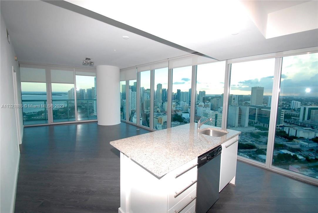 Beautiful 2/2 apartment at the 38th floor. Spectacular views of Biscayne Bay, Key Biscayne and downt