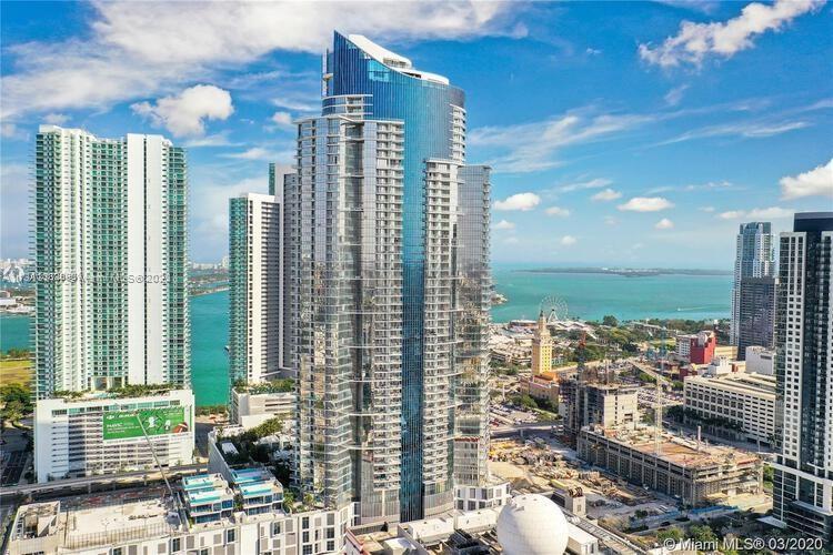 Great value 1 bed/2 bath + Den condo in the amazing Paramount Miami Worldcenter. Luxurious
building