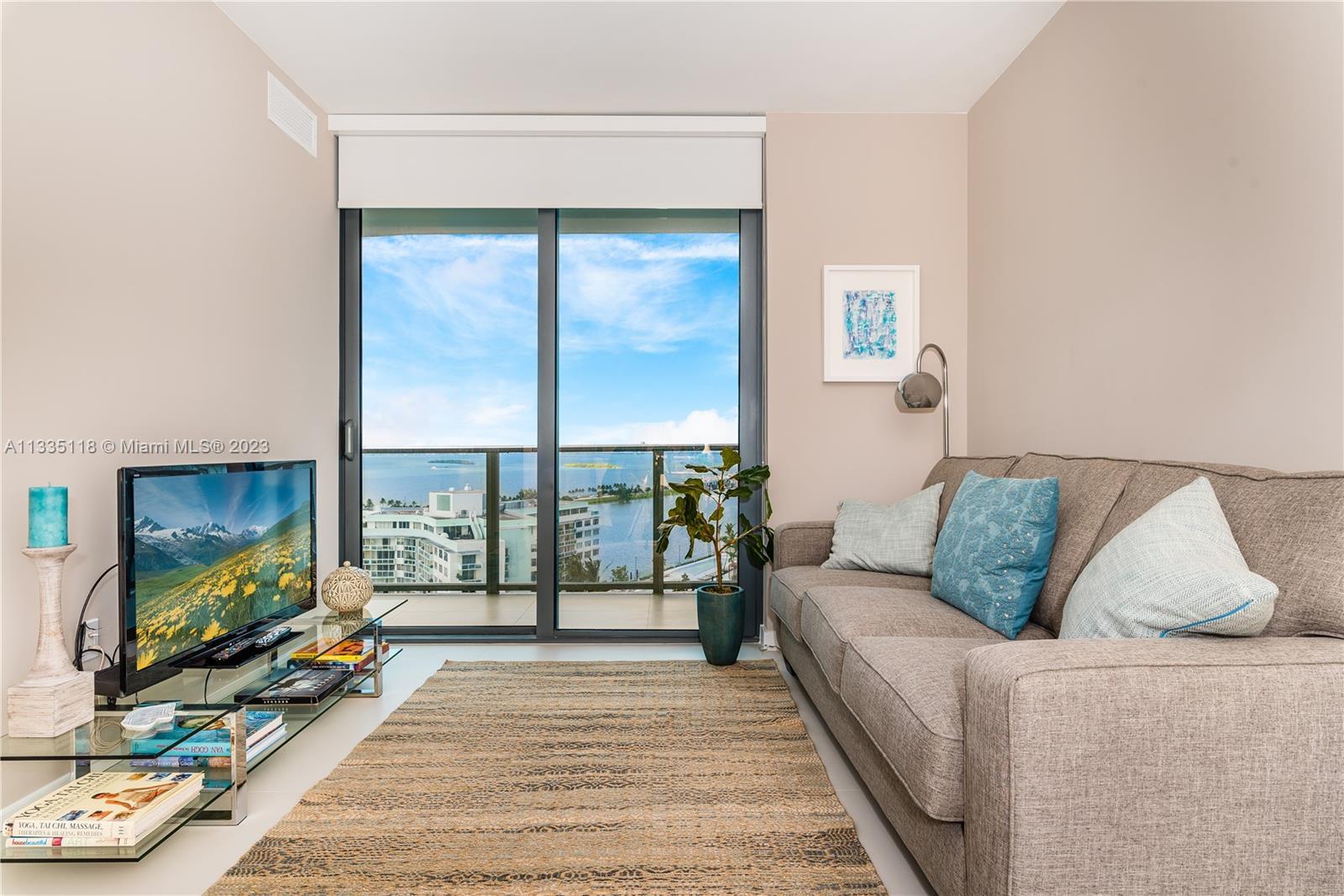 This fantastic 1 bed, 1.5 bath condo in the Paraiso Complex/Edgewater offers stunning views of the i