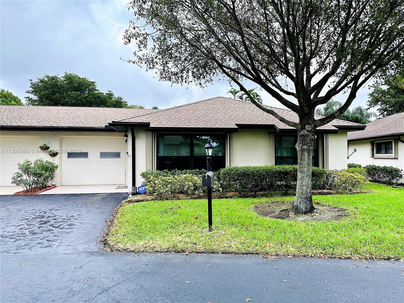 Enjoy living the Florida lifestyle from this 2/2 villa at beautiful Greentree. Unit features include