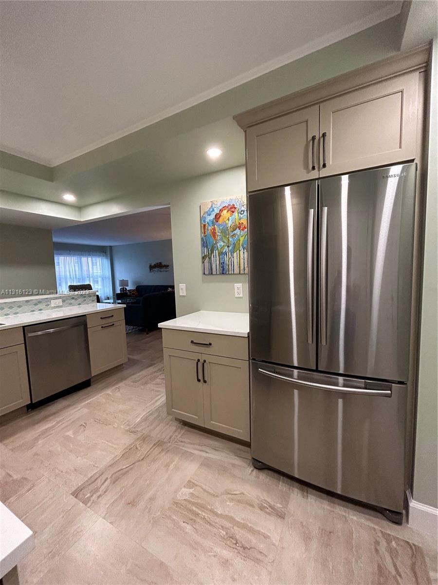 TASTFULLY RENOVATED 2-BED 2-FULL BATHS. OPEN KITCHEN WITH QUARTZ COUNTERS AND STAINLESS STEEL APPLIA
