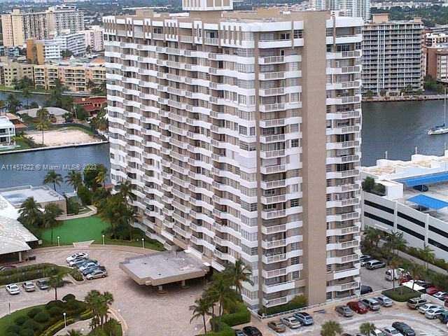 ENJOY RESORT STYLE LIVING IN THIS 1/1 UNIT AT THE HEMISPHERES CONDO. UNIT HAS SOUTHERN EXPOSURE AND 