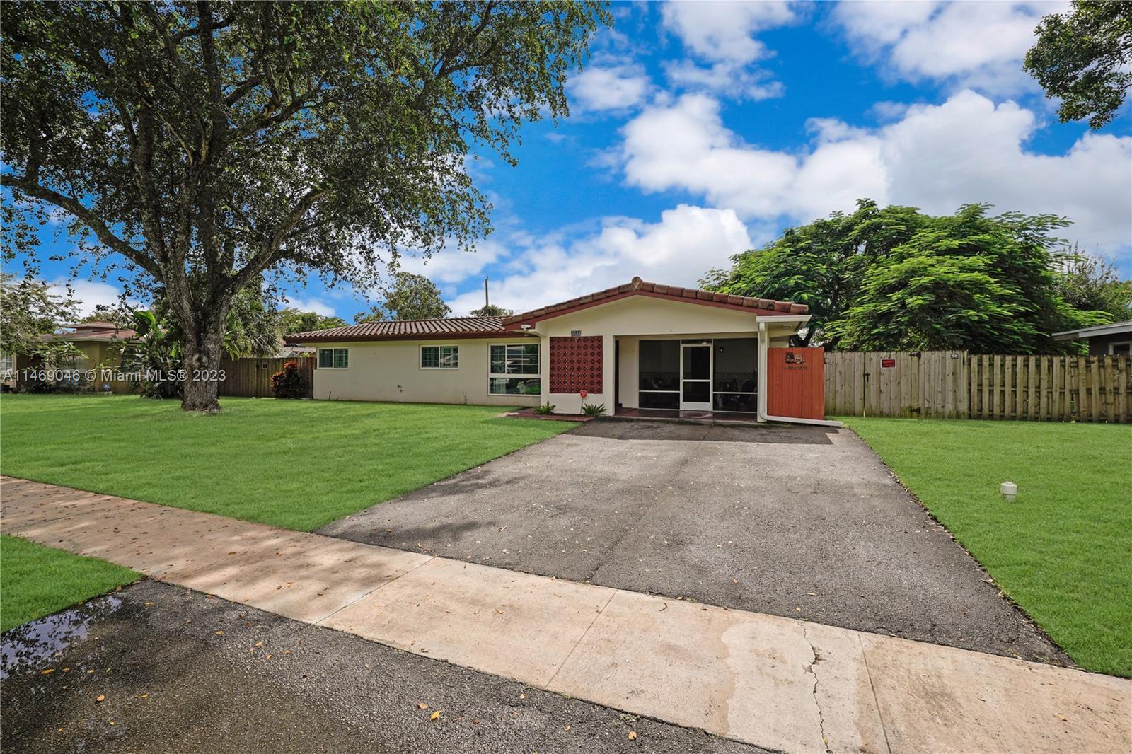 Photo of 5692 SW 1st St in Plantation, FL