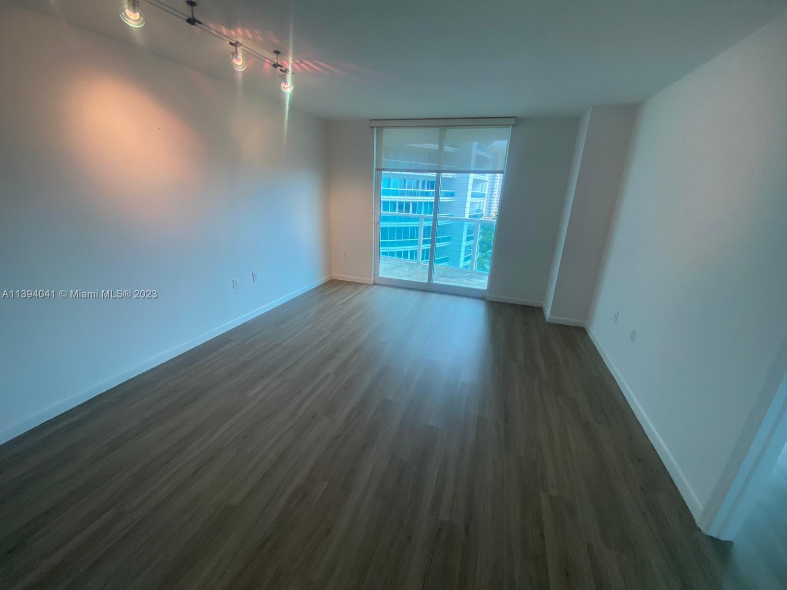 NEW WOOD FLOORING. BEAUTIFUL ONE-BEDROOM, ONE-BATHROOM CONVENIENTLY LOCATED IN THE MIAMI BRICKELL AR