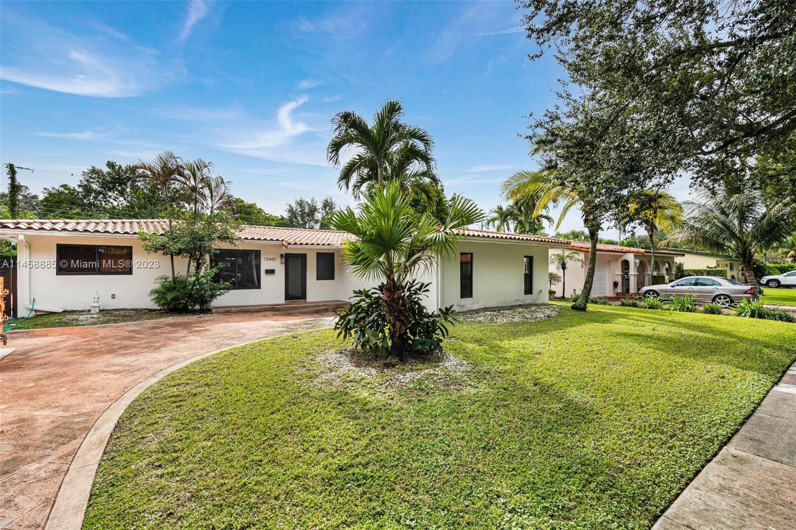 Photo of 13949 Lake George Ct in Miami Lakes, FL