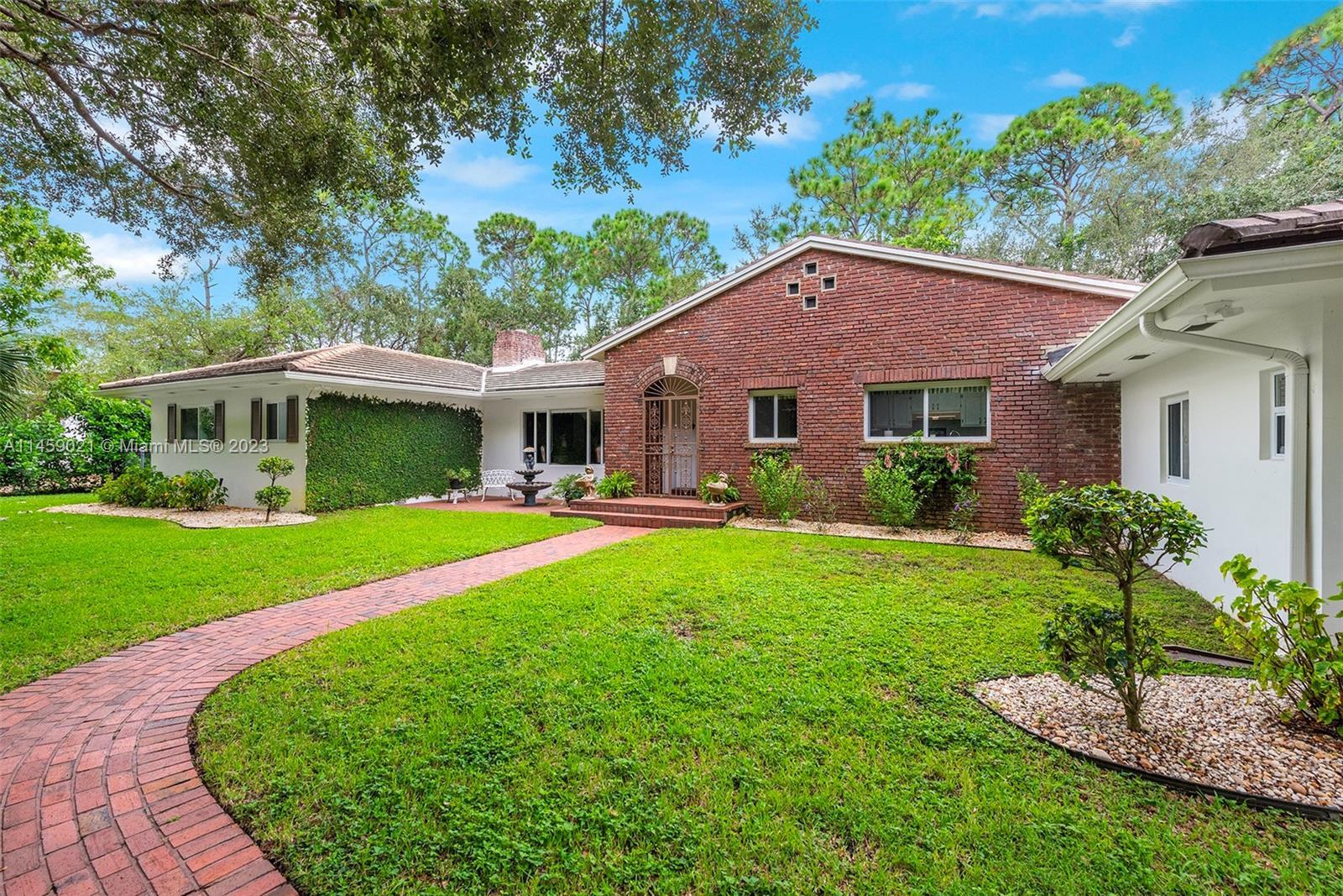 Photo of 6740 SW 98 St in Pinecrest, FL