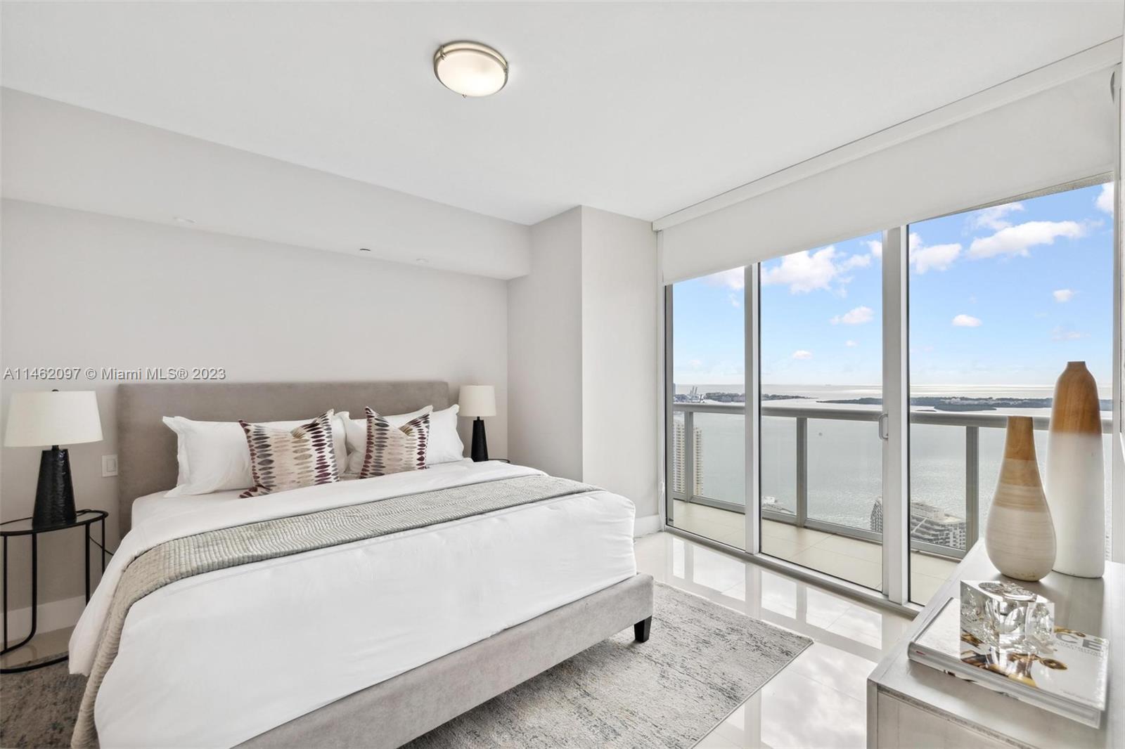Fabulous Icon 1 bed, 1 bath, 1 den/office apartment. Work from home. Natural light throughout. Prist