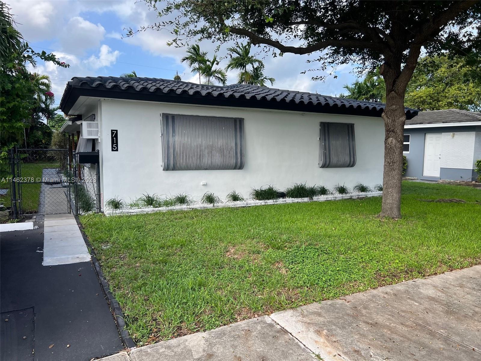 Photo of 715 NE 6th St in Hallandale Beach, FL