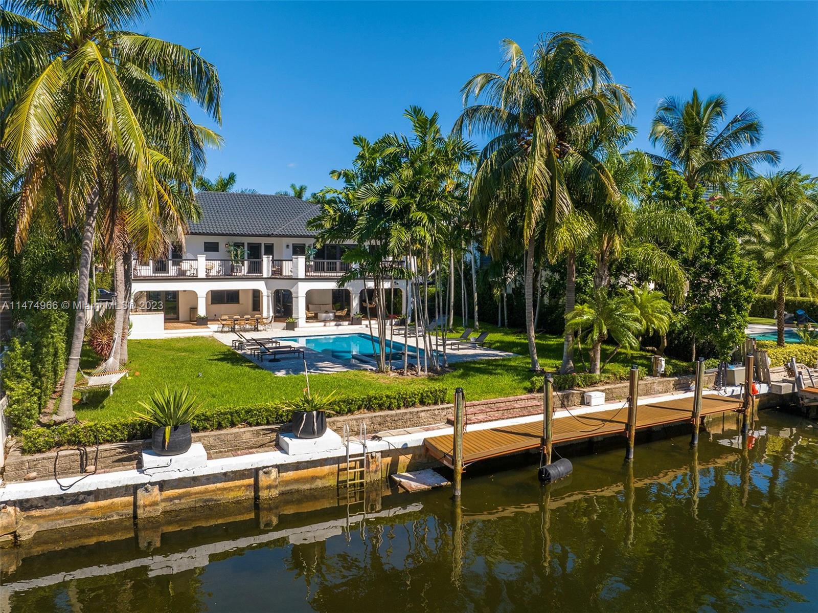 Photo of 119 Holiday Dr in Hallandale Beach, FL