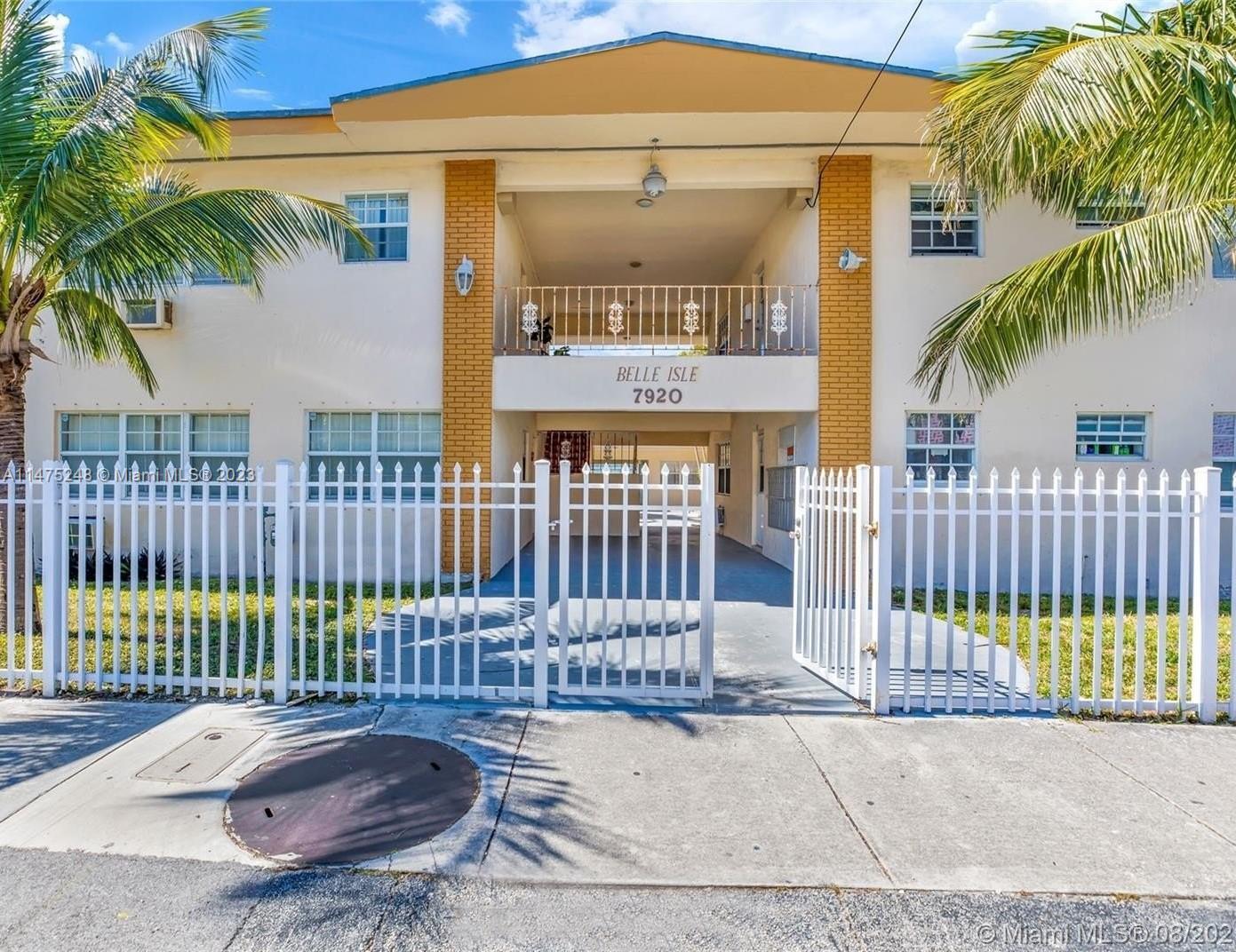 Great location few minutes to the beach ! Spacious corner unit, tile floors, large closet, balcony, 