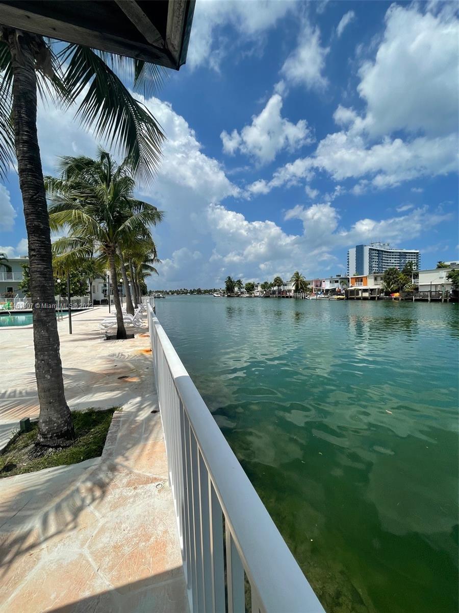 Charming spacious 1 bedroom /1 bathroom located in a peacefull waterfront condominium with nice view