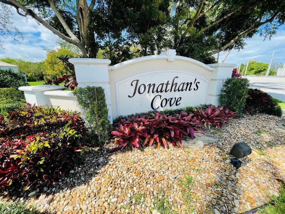 Spacious 2 story townhome in Johnatan's Cove. READY TO MOVE IN! -- Gated community-- The unit has 1 