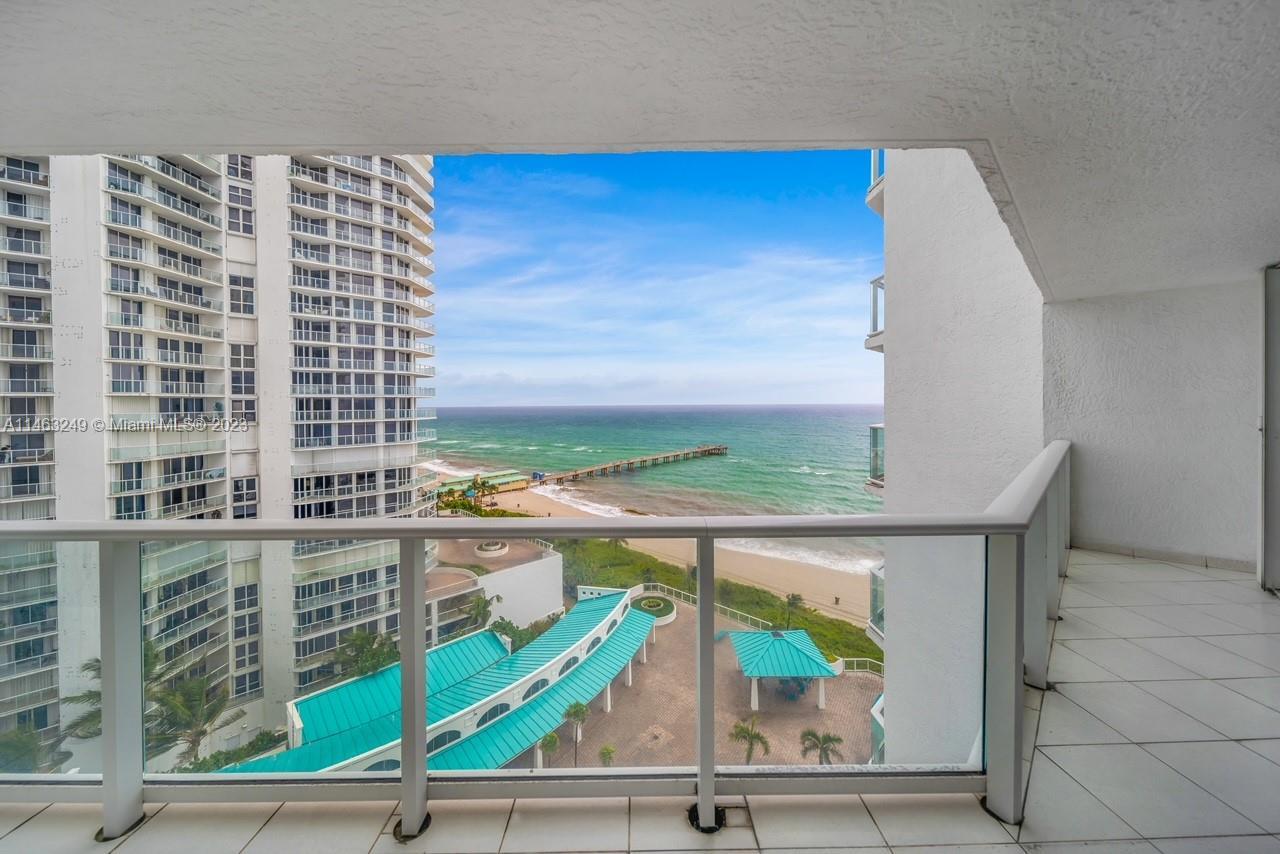 Beautiful 2-bedroom and 2-bathroom condo with direct beach access. Floor to ceiling windows provide 