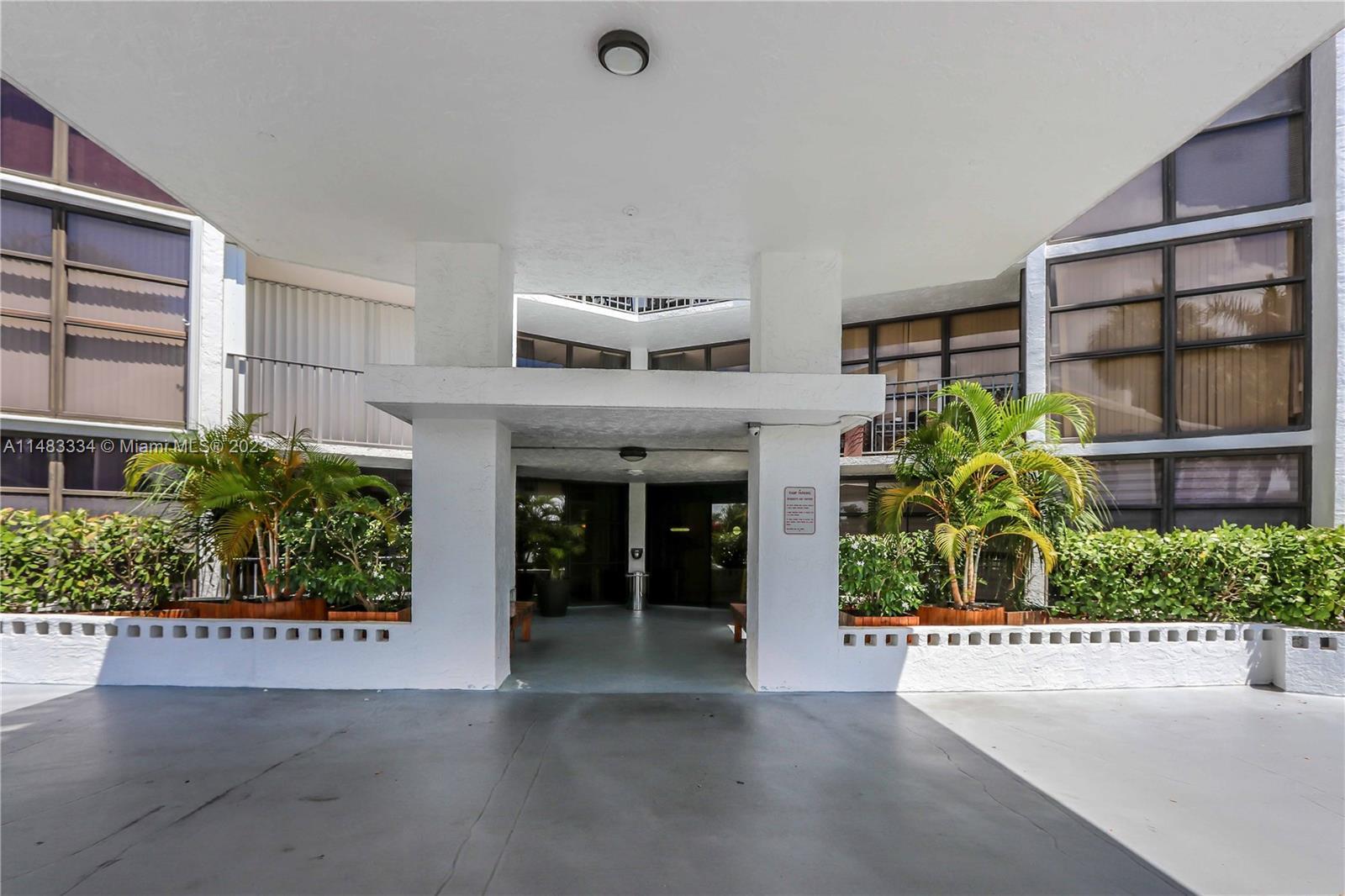 Photo of 400 Leslie Dr #931 in Hallandale Beach, FL