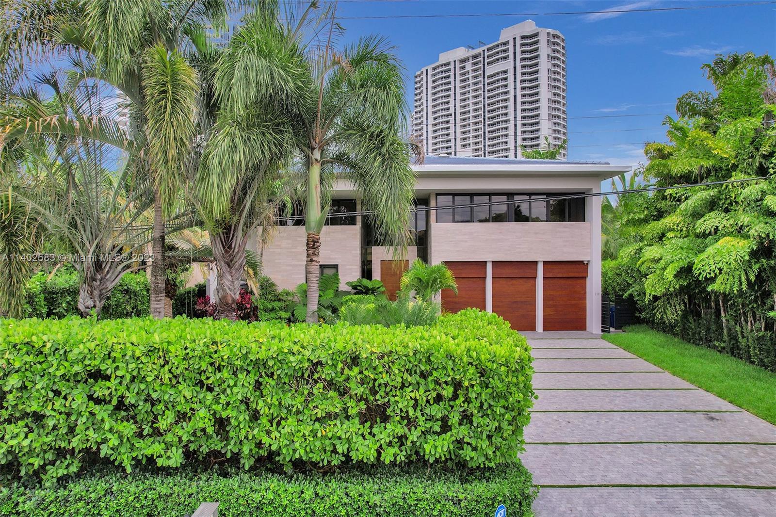 Photo of 219 Holiday Dr in Hallandale Beach, FL