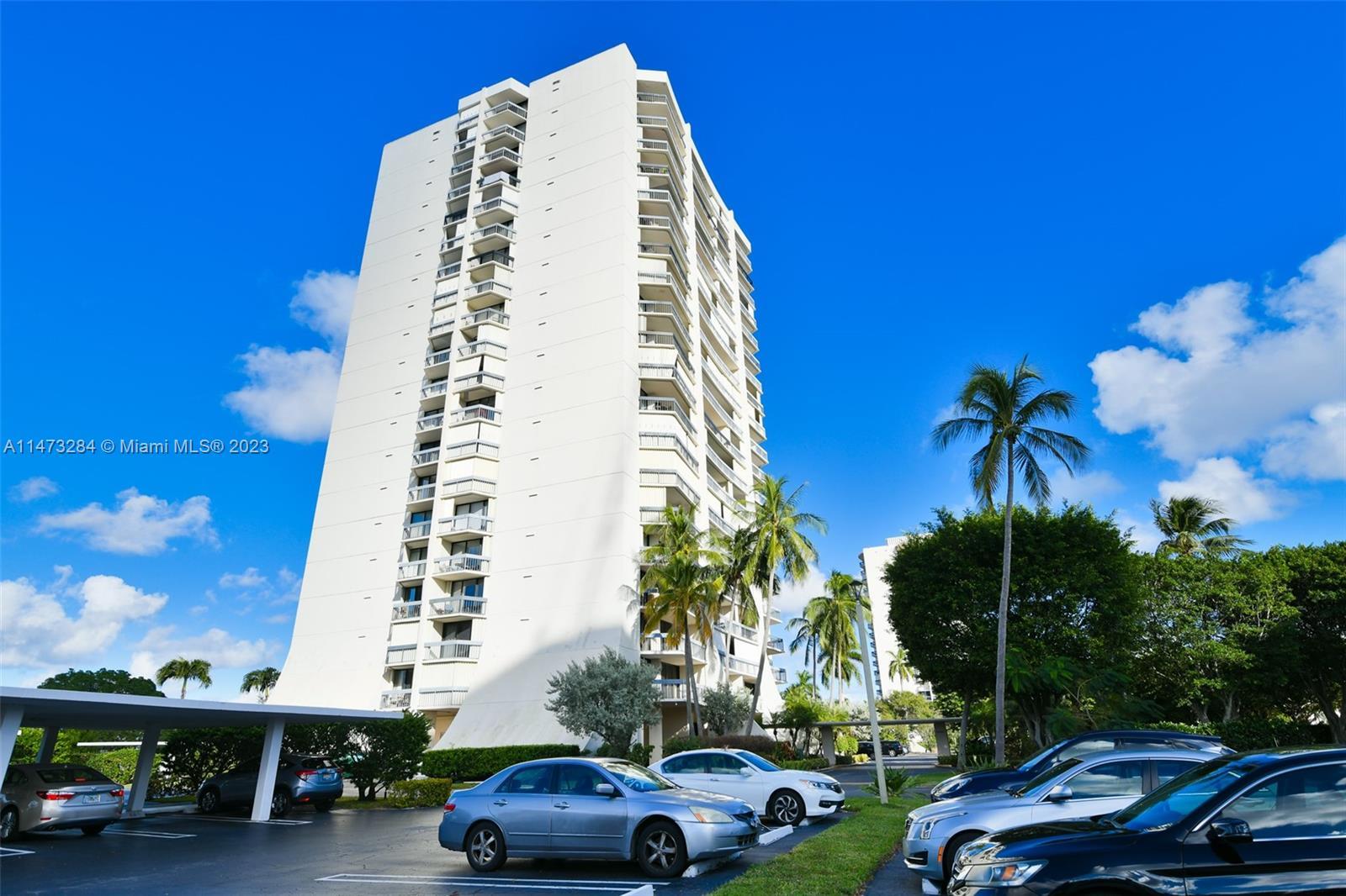 This condo is located in the prestigious gated community of Lands of the president, which offers a v