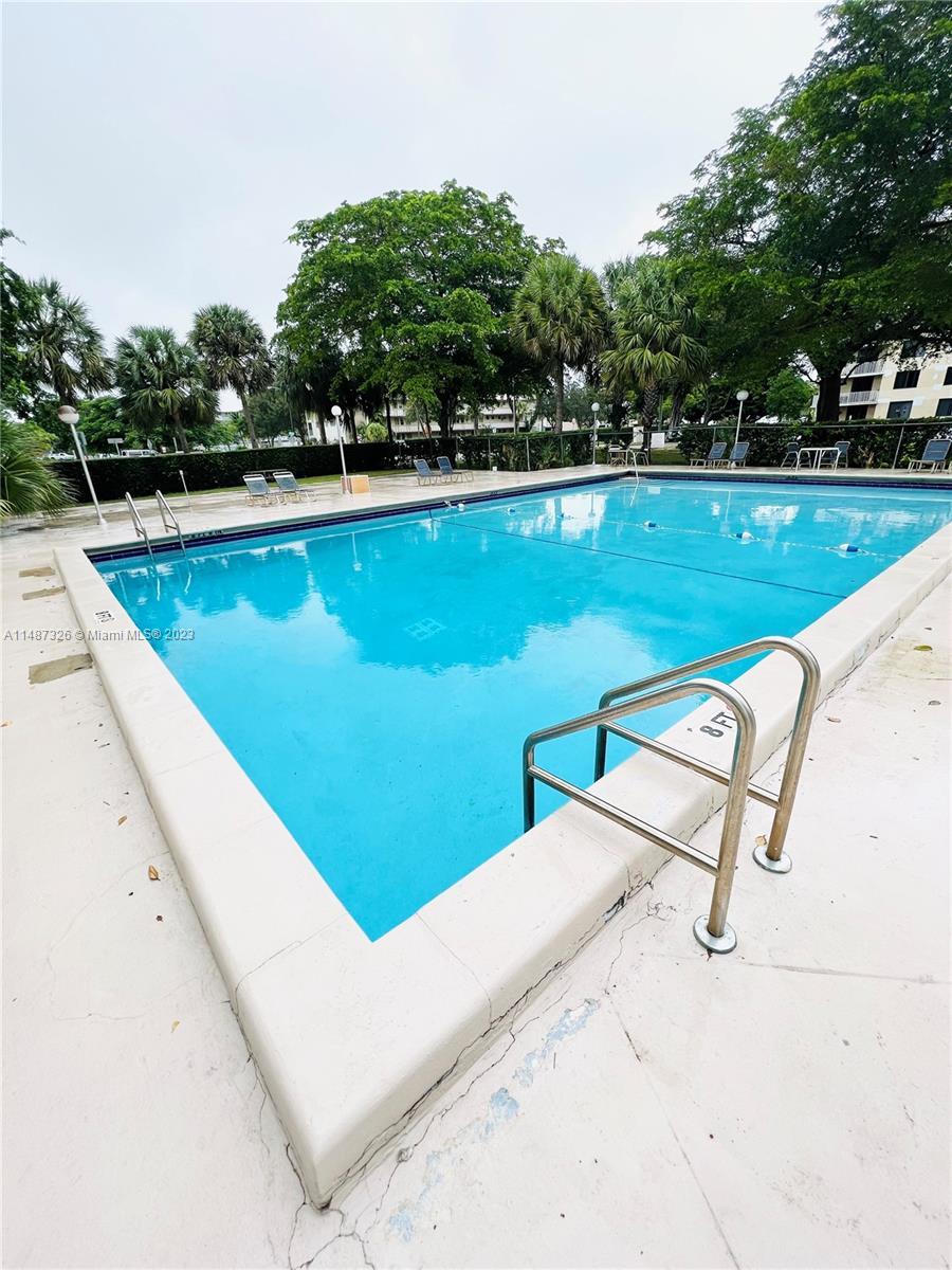 Photo of 901 Hillcrest Dr #109 in Hollywood, FL