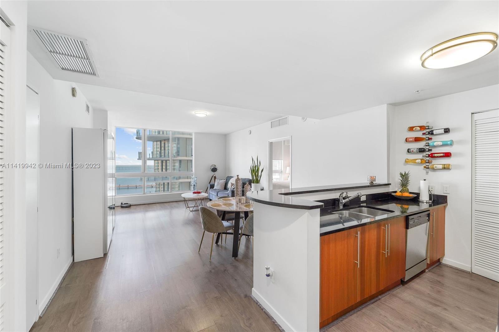Fabulous bay views from this 2/2 split bedroom plan, tile floors throughout, South exposure. Italian
