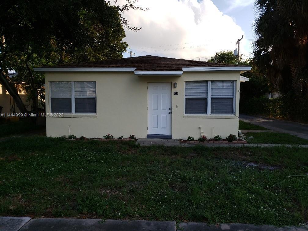 Photo of 426 50th St in West Palm Beach, FL