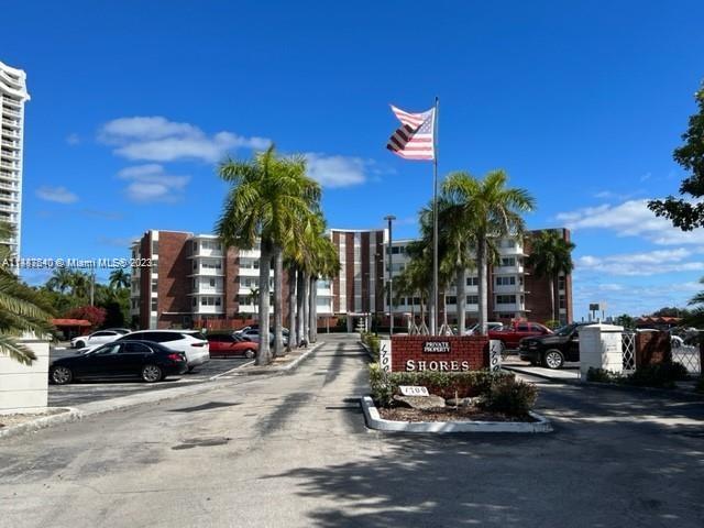 Spacious West-facing 2/2 unit in bayfront Miami Shores building on private cul-de-sac. kitchen featu