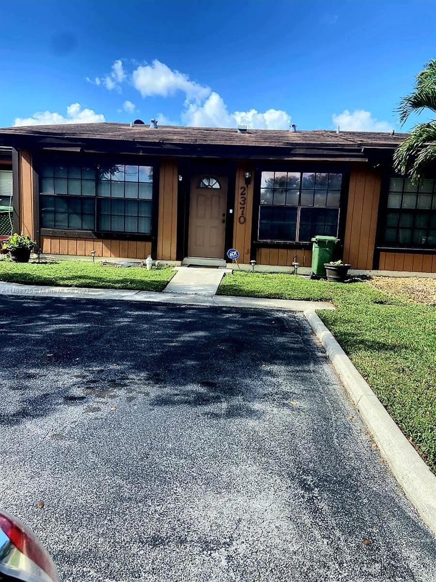 Photo of 2370 Oak Ct in Pembroke Pines, FL