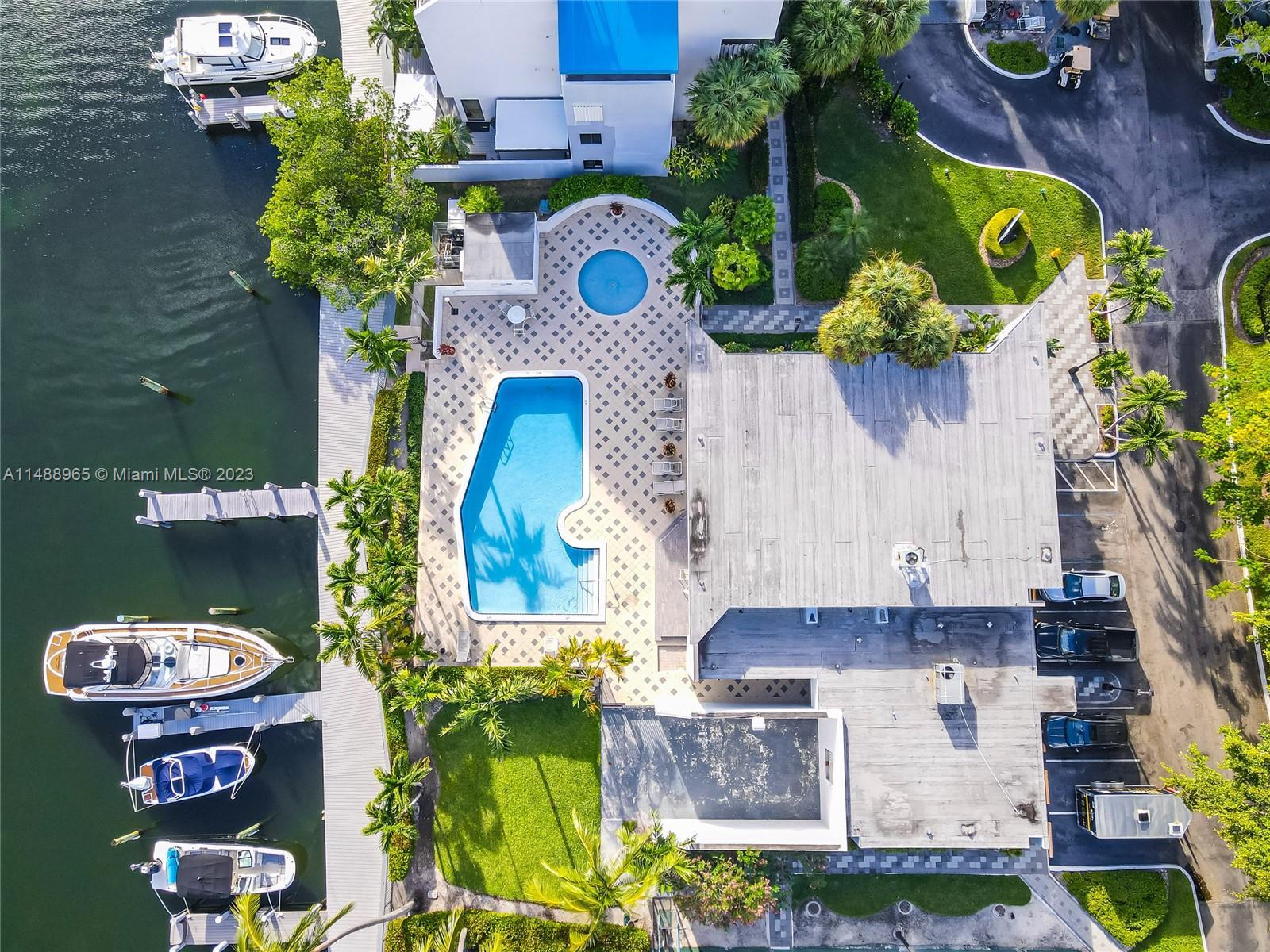 BOATERS THIS ONE IS FOR YOU! WELCOME TO THE EXCLUSIVE POINCIANA ISLAND YACHT & RACQUET CLUB. THIS ST
