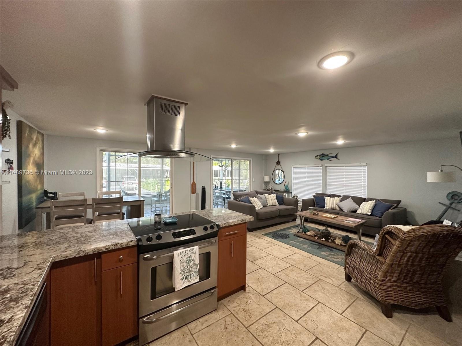 Photo of 906 S Emerald Dr in Key Largo, FL