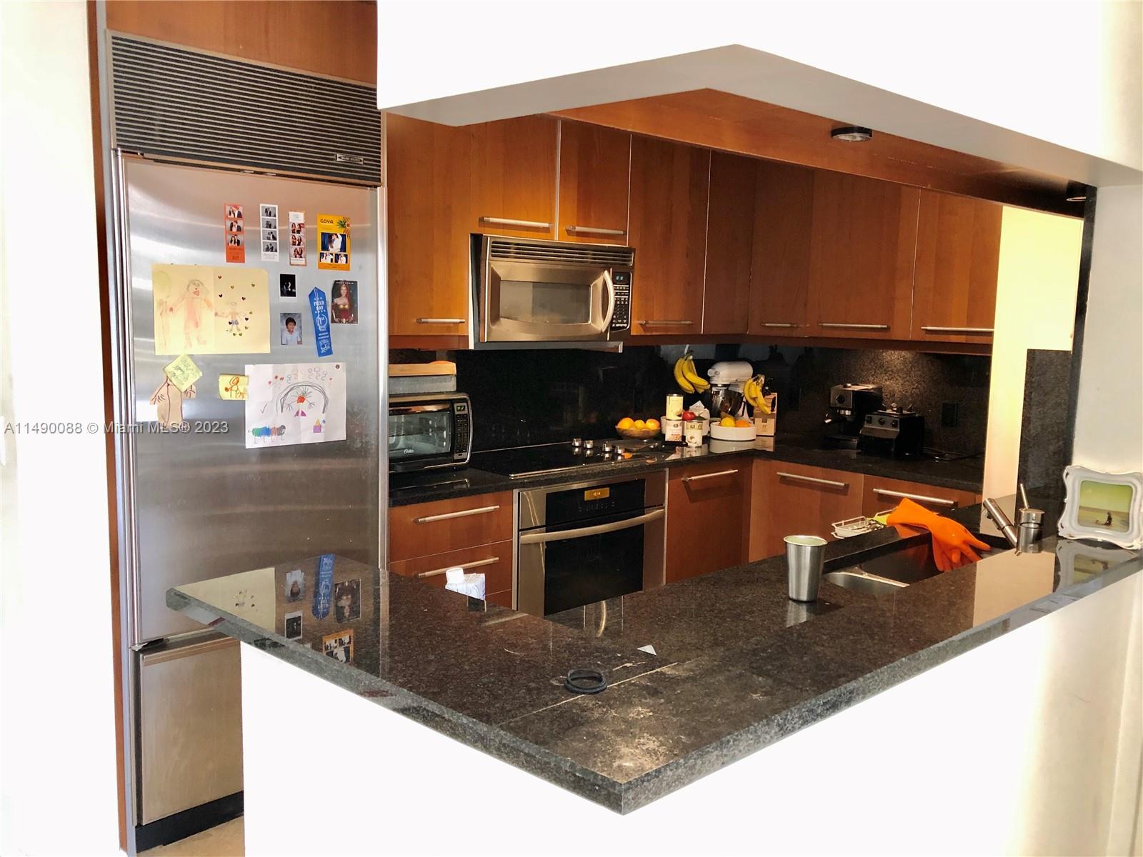 Beautiful 1 bedroom and 1,5 baths unit at Carbonell in Brickell Key. Unit has top-of-the-line applia