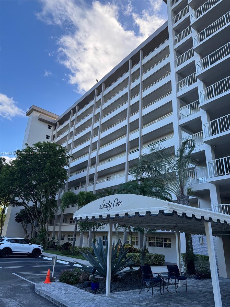 Photo of 575 Oaks Ln #701 in Pompano Beach, FL