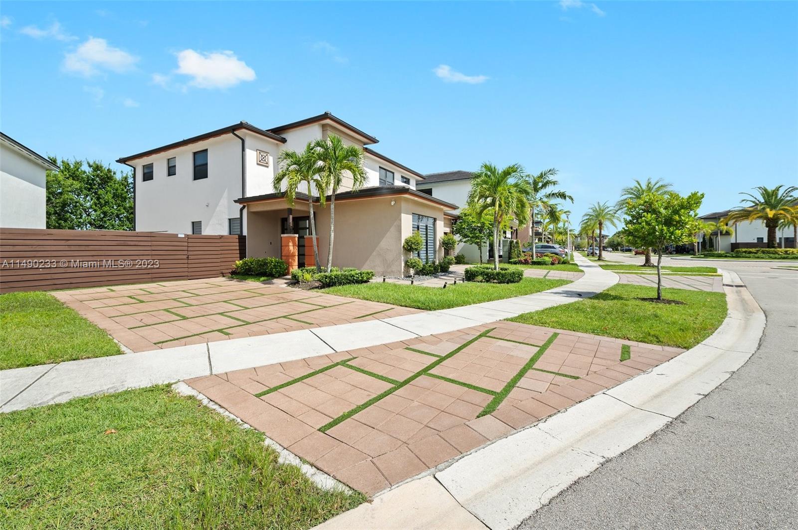 Photo of 15561 NW 88th Ave in Miami Lakes, FL