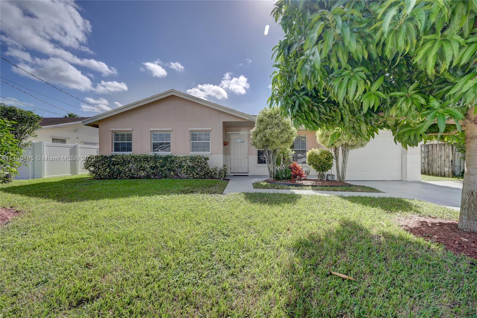 Photo of 9312 SW 2nd St in Boca Raton, FL