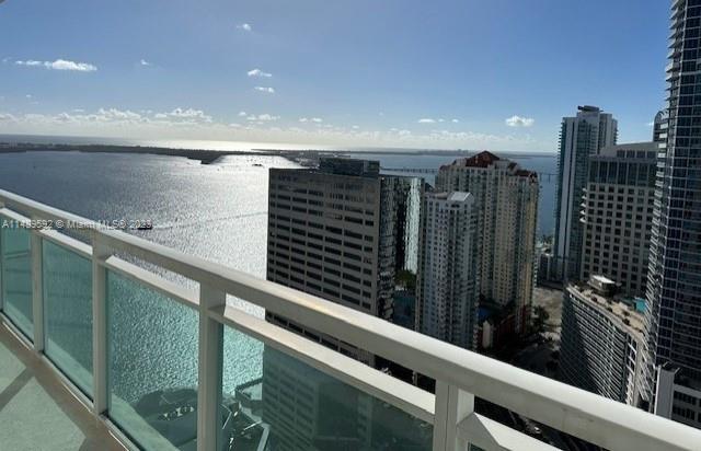Spectacular unobstructed views from 40th floor!! Beautiful 2 Bedrooms/ 2 Bathrooms. Just remodeled. 