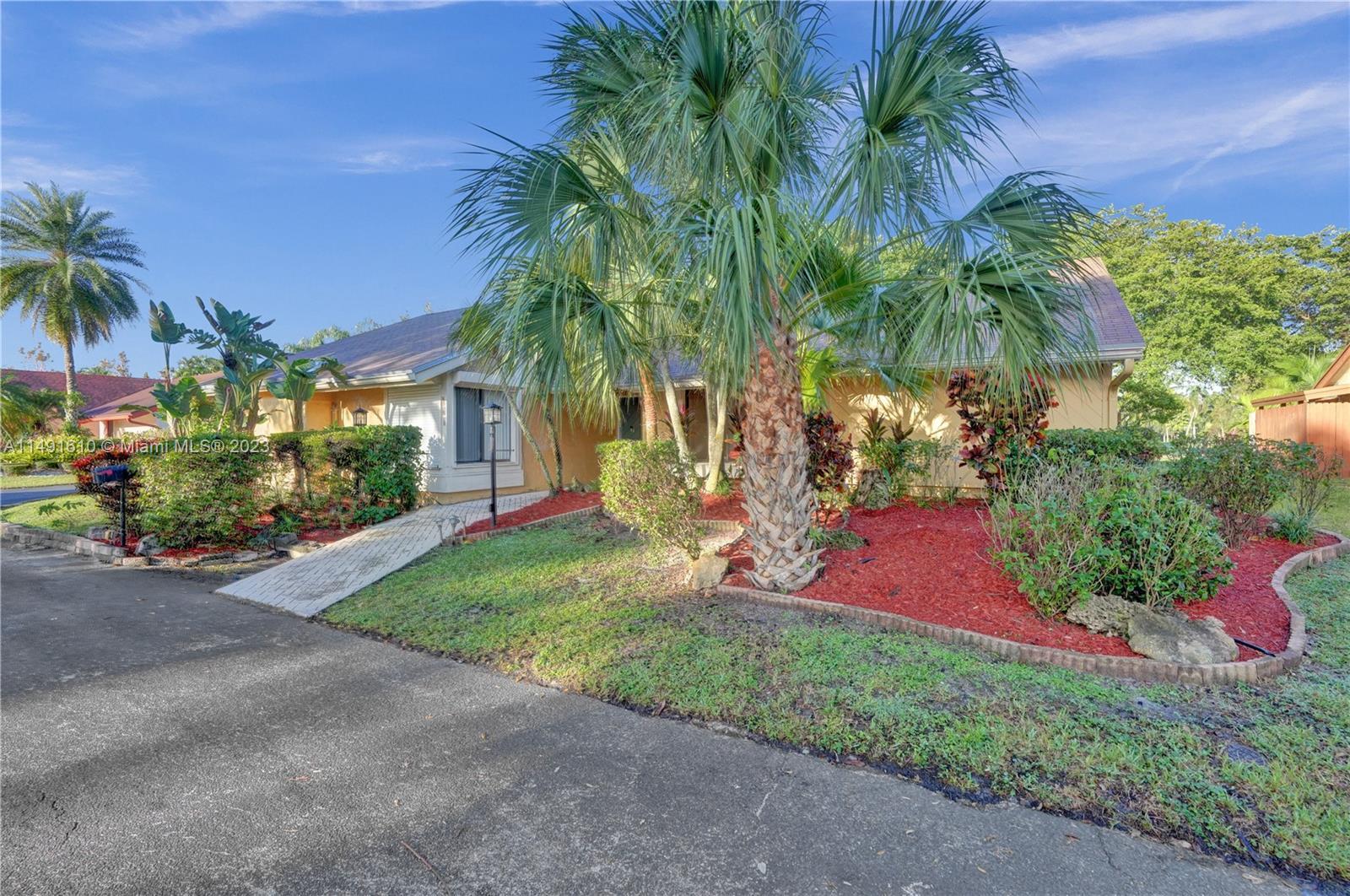 Photo of 961 Bayberry Point Dr in Plantation, FL