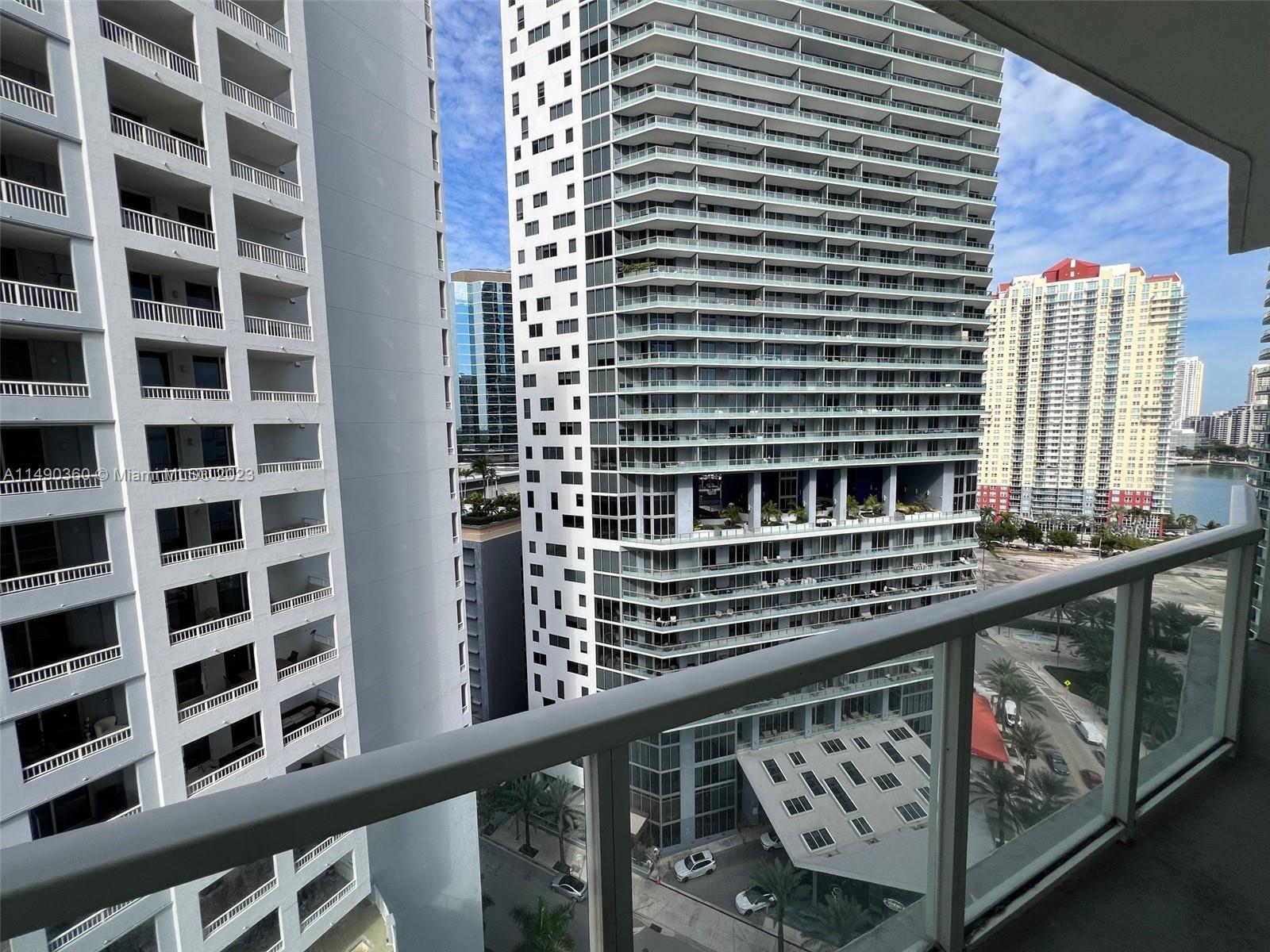 Best priced and largest One Bedroom floorplan available at The Emerald at Brickell !!!!
Unit featur