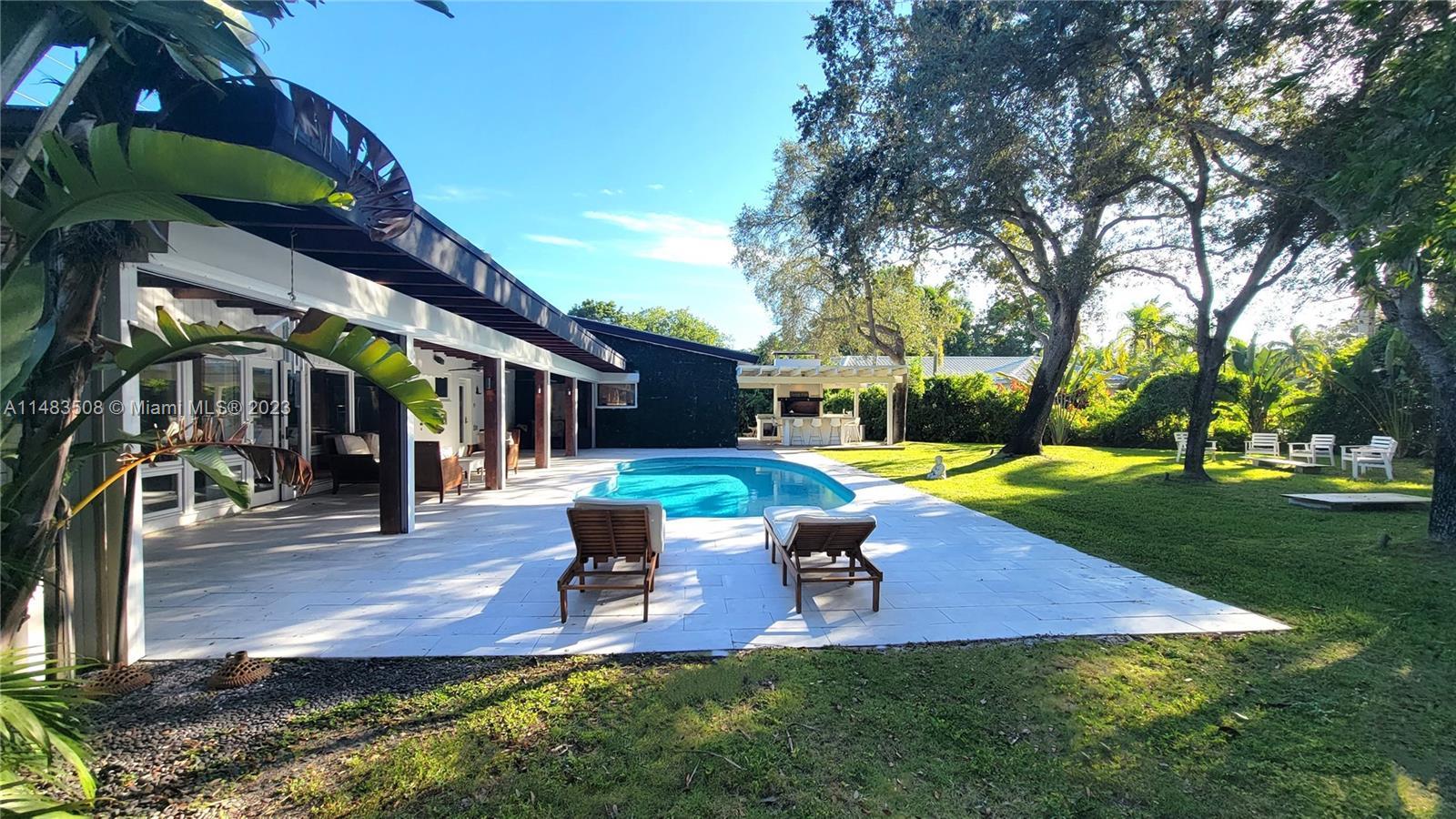 Photo of 6200 SW 118th St in Pinecrest, FL