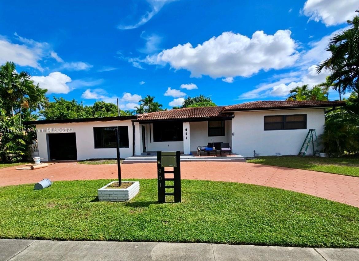 Photo of 901 Apache St in Miami Springs, FL