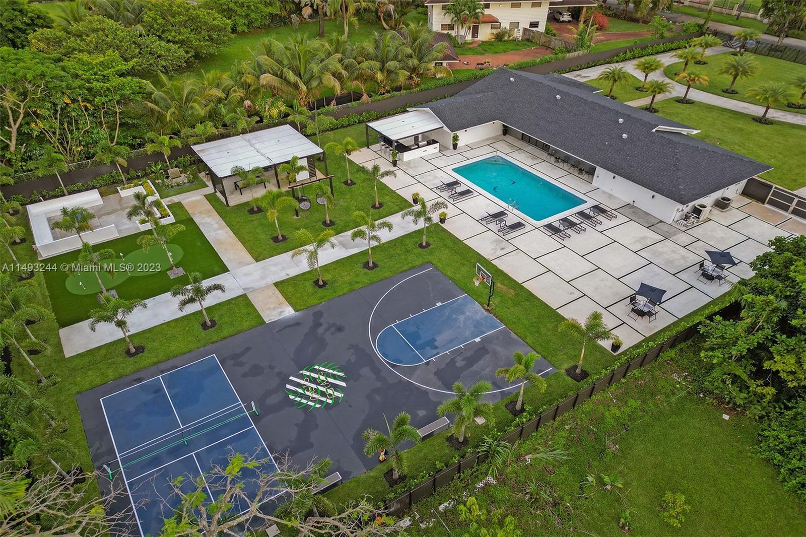 Photo of 245 NE 156th St in Miami, FL