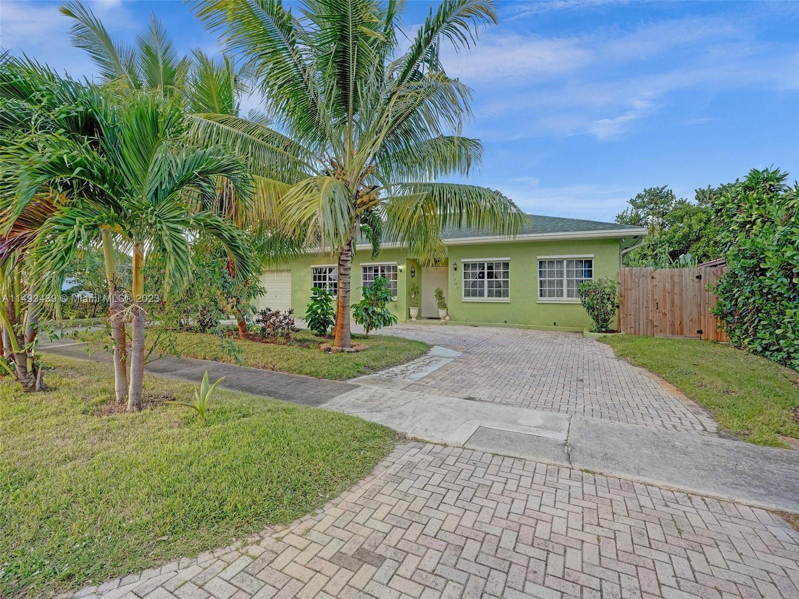 Photo of 1001 W Branch St in Lantana, FL