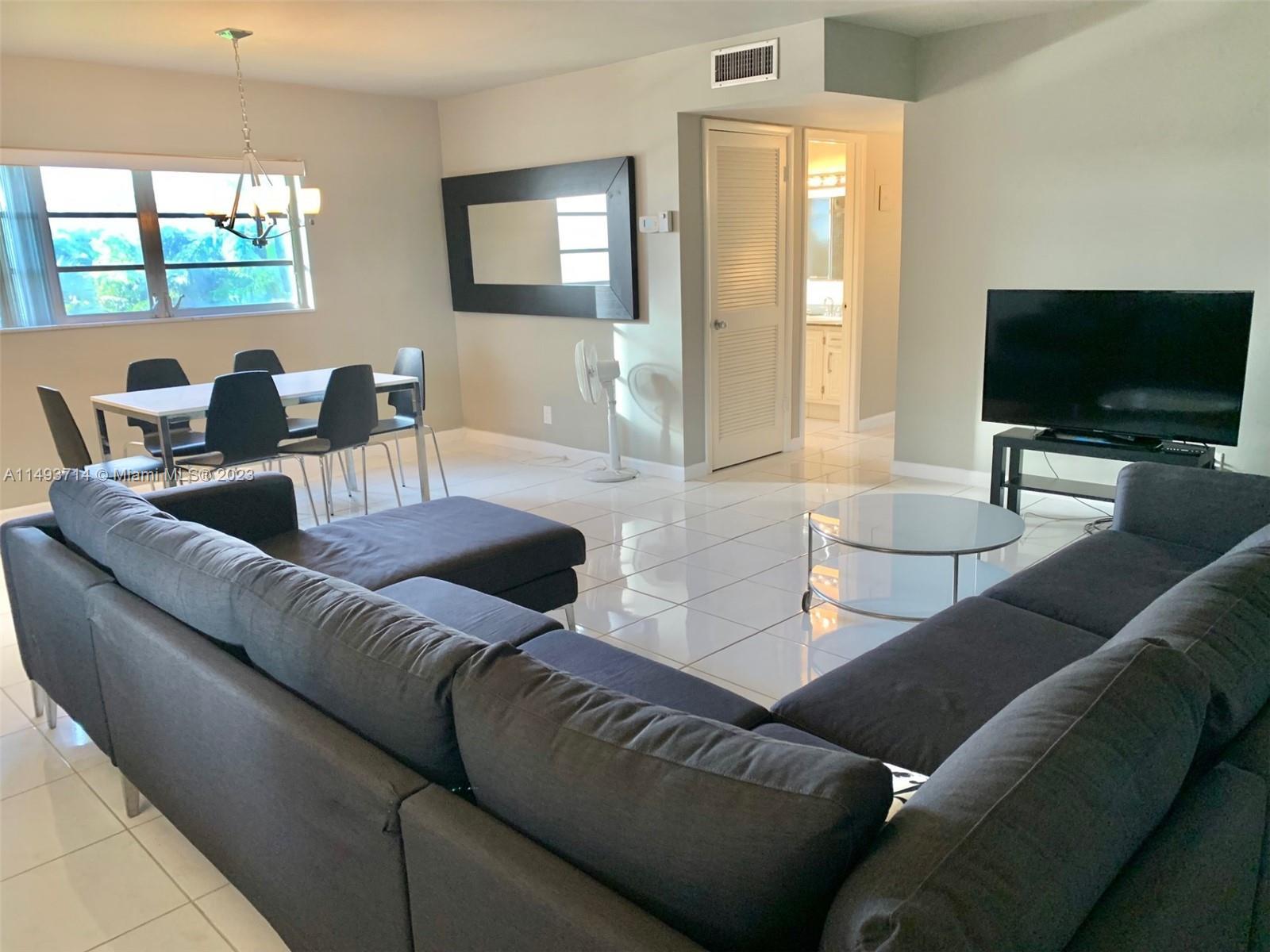 Photo of 5300 Washington St #W313 in Hollywood, FL
