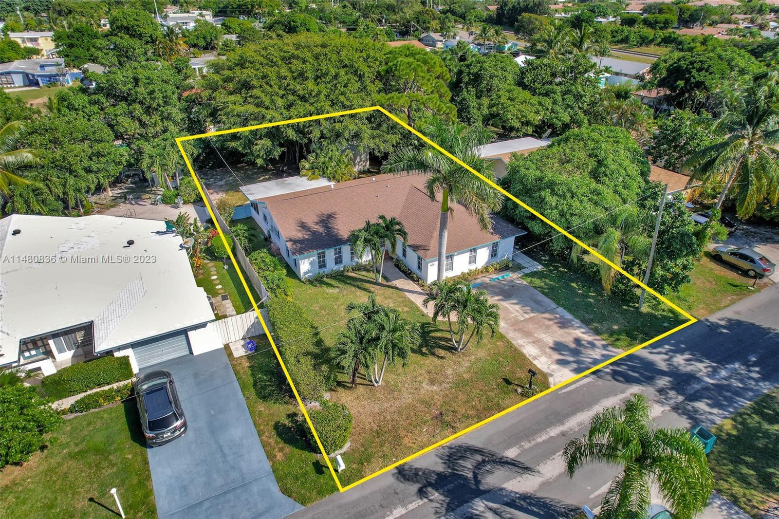 WOW! Amazing 4 Bedroom 3 bath home in East Boynton. Close to the beach and I95. This large home is l