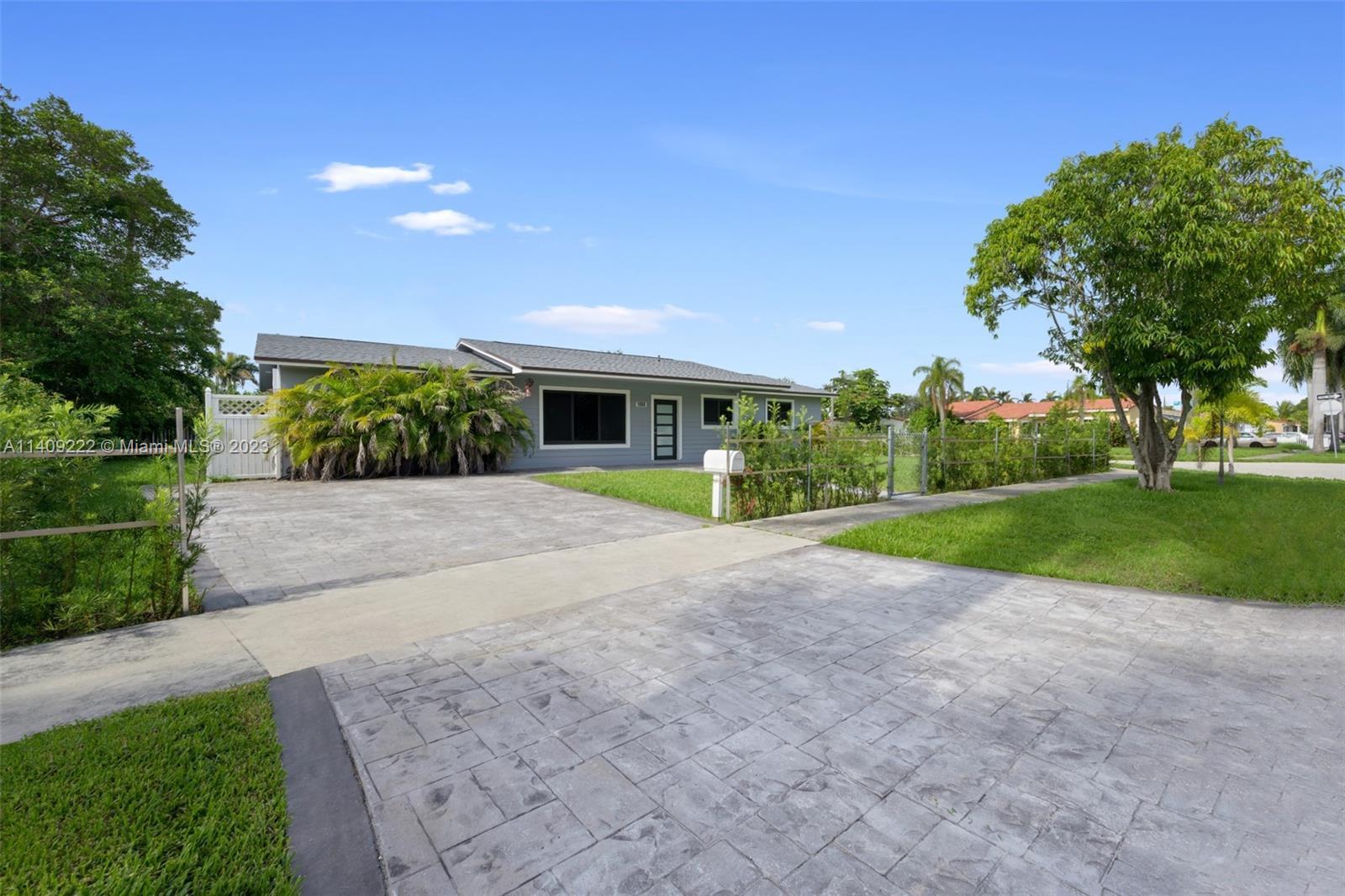 Photo of 1000 NE 3rd St in Hallandale Beach, FL