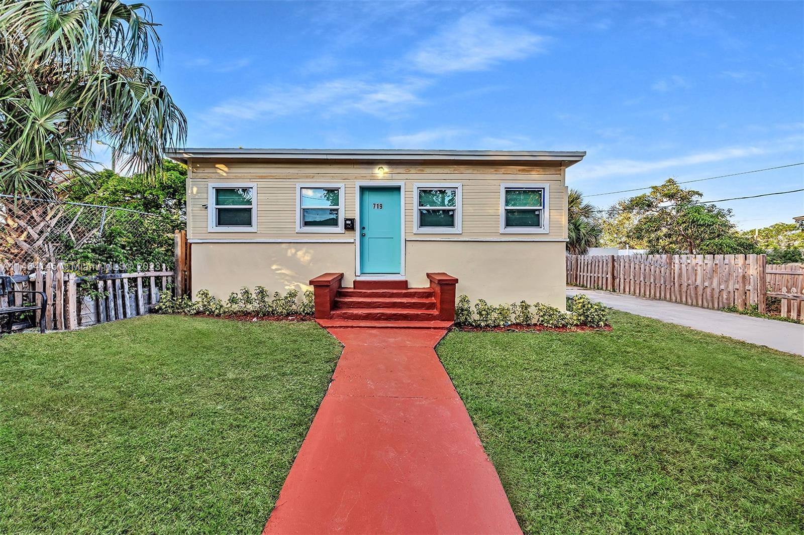 FULLY REMODELED 4/3 SINGLE-FAMILY HOME, BOOSTING 1700 SQF IN THE GREAT UPCOMING DOWNTOWN WPB AREA. T